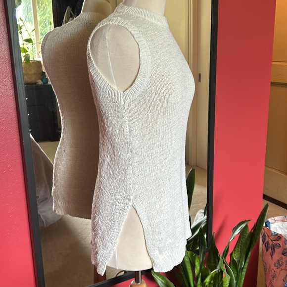 Sleeveless Knit Top - Picture 2 of 5